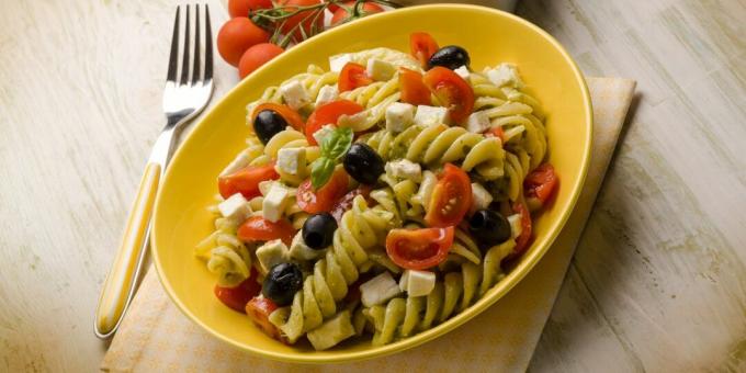 Salată cu paste, roșii, măsline, mozzarella și sos de muștar