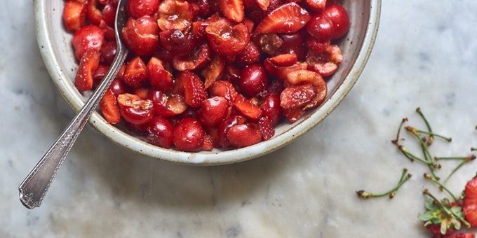 salata de fructe roșii cu căpșuni și cireșe