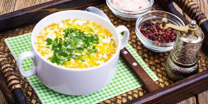 Supa de brânză cu conopida, carne de pui și mazăre verde