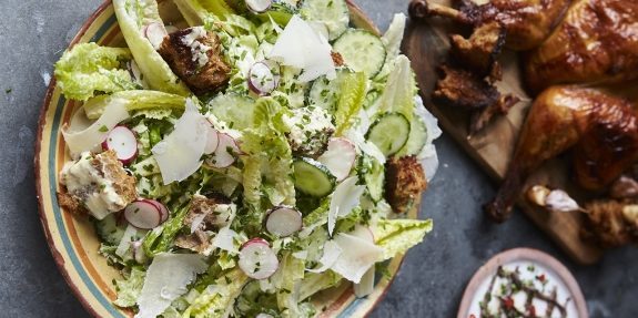 salata Caesar cu pui, castraveti si ridichi de Jamie Oliver