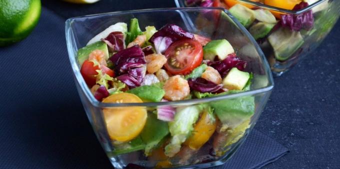 Retete: Salata cu avocado, creveți și roșii