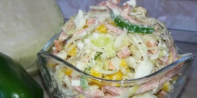 Salata cu porumb, varză, cârnați și piper