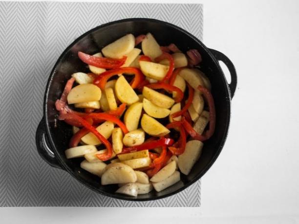 Pui cu legume: se adaugă ardei și cartofi