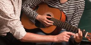 Cum să învețe să cânte la chitară: un ghid detaliat pentru independent