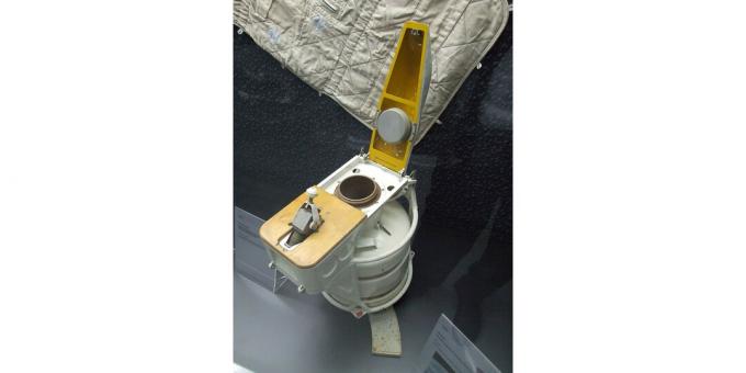 Una dintre toaletele de la stația orbitală Mir
