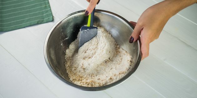 Plăcintă cu pere și nuci: amestecați ingredientele uscate până la omogenizare