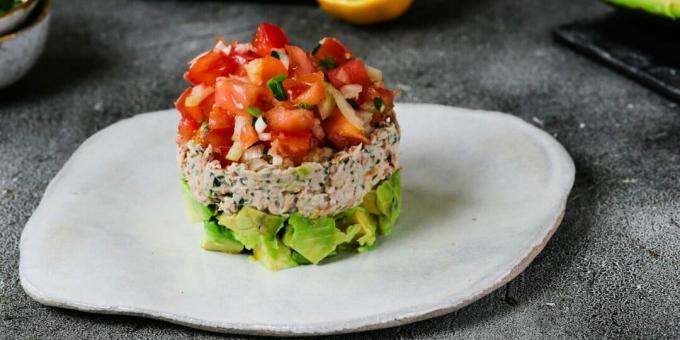 Salată cu ton, roșii și avocado
