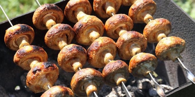 Ce a găti în aer liber, cu excepția cărnii: kebab cu ciuperci în smântână și usturoi marinata