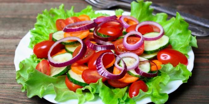 Salată simplă de legume cu morcovi