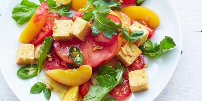 Salata cu rosii. salata picant cu roșii, rucola, piersici și tofu