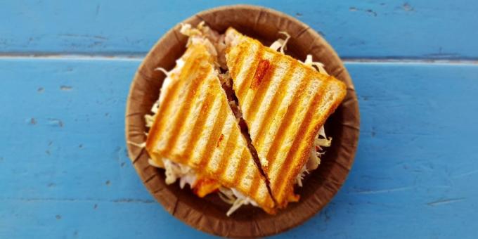 brânză: Sandwich cald cu curcan, brânză și rucola
