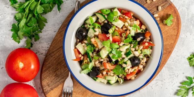 Salată cu orz perlat și legume