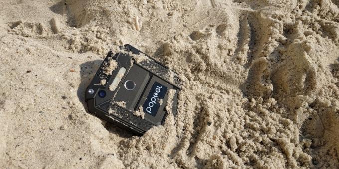 Protejat smartphone Poptel P9000 Max: în nisip