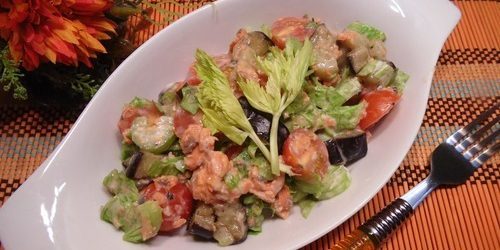 Salata de vinete, conserve de pește și țelină