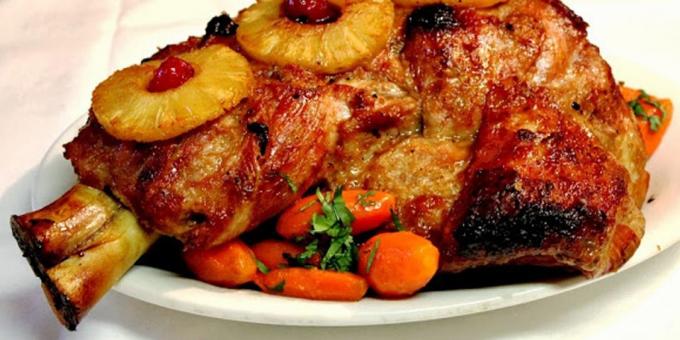 Carne de porc în cuptorul: sunca de porc cu ananas, migdale si prune uscate