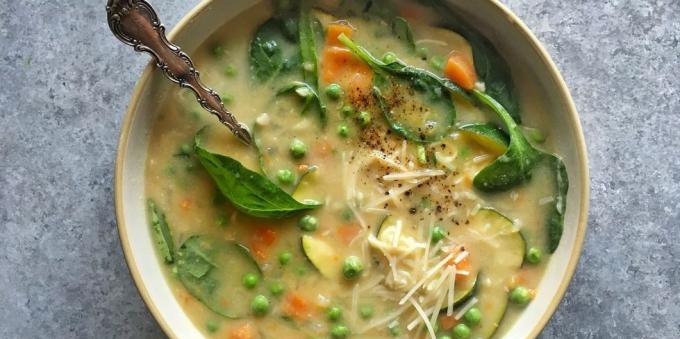 supe de legume: supa cu dovlecei, spanac, fasole și vin alb