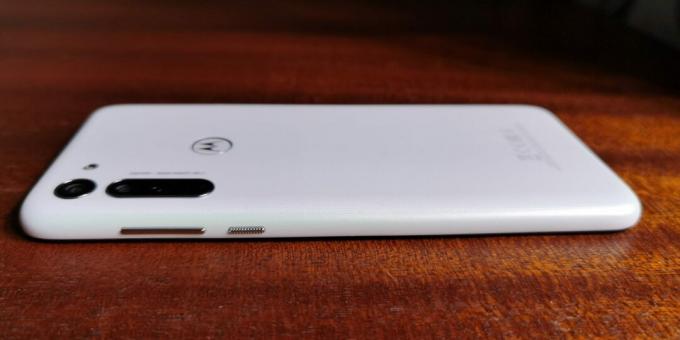 Motorola Moto G8: design și ergonomie