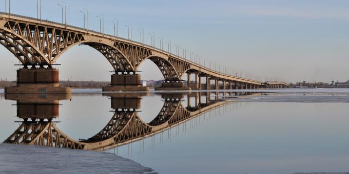 Atracții din Saratov: podul peste Volga
