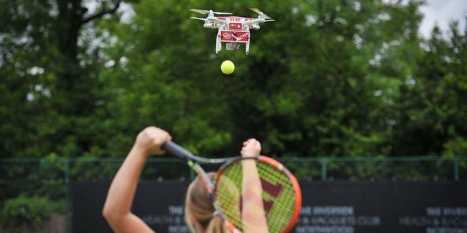 Drone ajută jucătorii de tenis