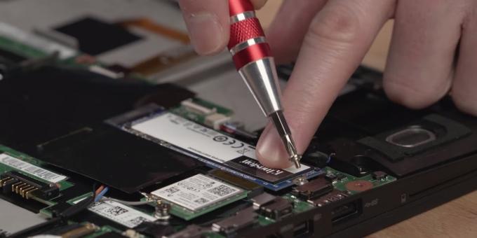 Cum să conectați un SSD la un laptop: Instalați și securizați SSD-ul