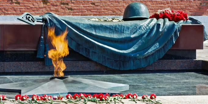 Flacăra eternă la Mormântul Soldatului Necunoscut din Moscova