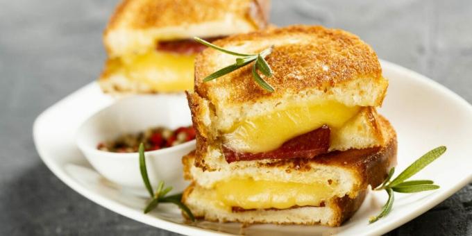 Sandvișuri calde cu cârnați și brânză