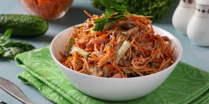 Salată cu morcovi coreeni, castraveți și șuncă