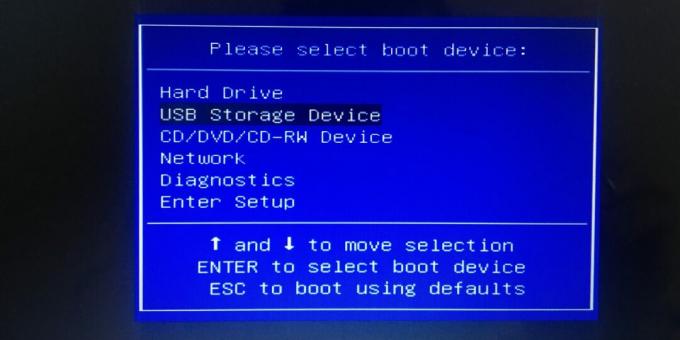 Pentru a configura BIOS-ul pentru a porni de pe o unitate flash USB, selectați elementul Dispozitiv de stocare USB