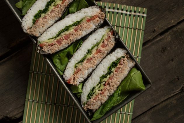 Sandwich-ul clasic de sushi onigirazu poate fi servit cu sau fără sos de soia