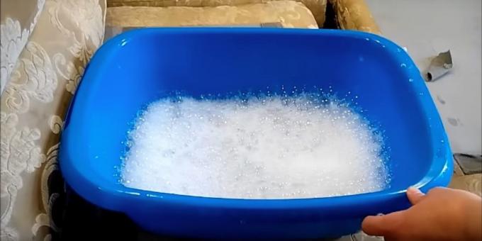 Cum se curata o canapea sau săpun lichid de spălat vase