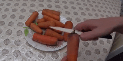Cum se păstrează morcovi în frigider: taie morcovii în capetele uscate ale ambelor părți