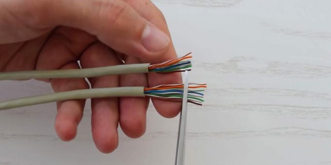 Cum sertizați un cablu pereche răsucite: Aliniați și tăiați firele