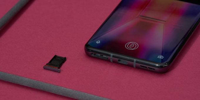 OnePlus 9 Pro: partea de jos este tava SIM, microfon, USB Type-C și difuzor