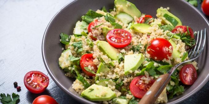 Salată cu quinoa și avocado