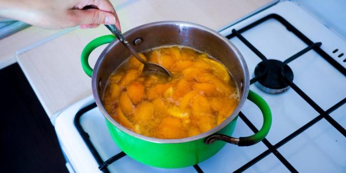 Blocaj de la caise și portocale: se fierbe timp de 20 minute, la foc mic