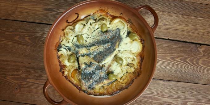 Cum se gătește peștele la cuptor: plată cu ceapă și smântână