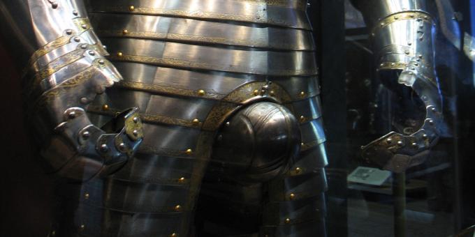 Cavalerii evului mediu nu purtau mansete blindate pentru a-și proteja organele genitale.