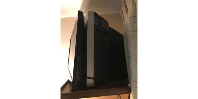 un televizor pe partea de sus a unui alt