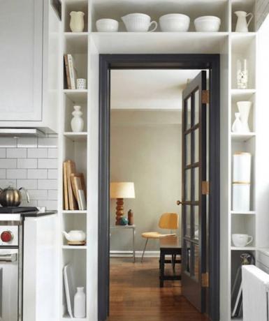 Design de apartamente mici: rafturi în jurul ușii