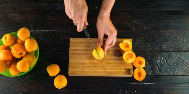 Gem de caise și portocale: tăiați caisele
