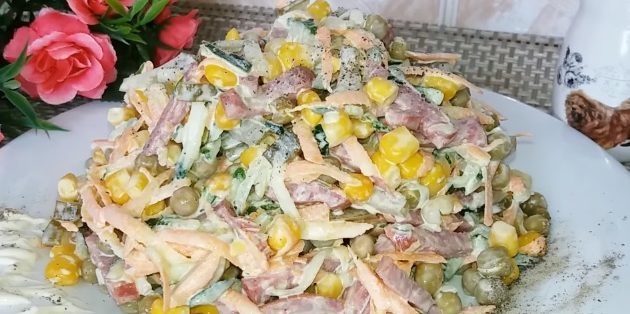 Retete: Salata cu porumb dulce, castraveti, mazăre și cârnați