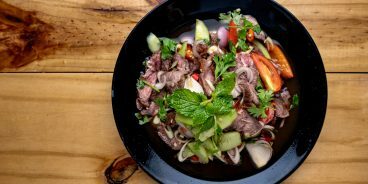 Salata calda cu carne de vita, legume si sos de mustar