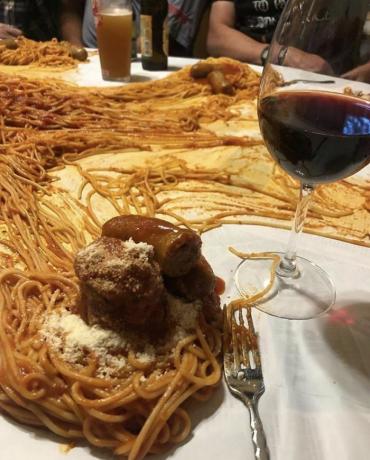 spaghete pe masă