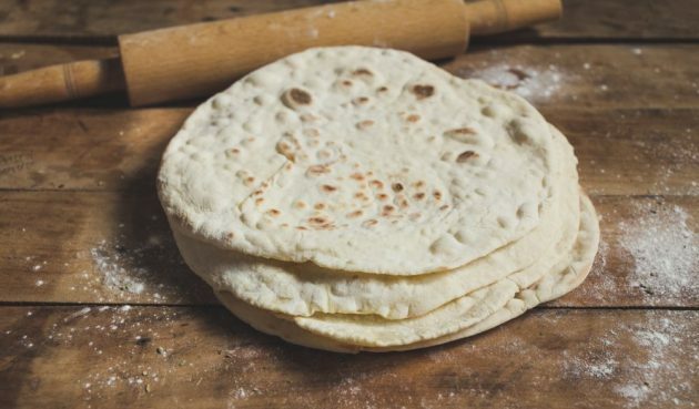 Gyros cu sos de pui și iaurt: Puteți folosi o pita cumpărată în magazin sau puteți face propria pâine