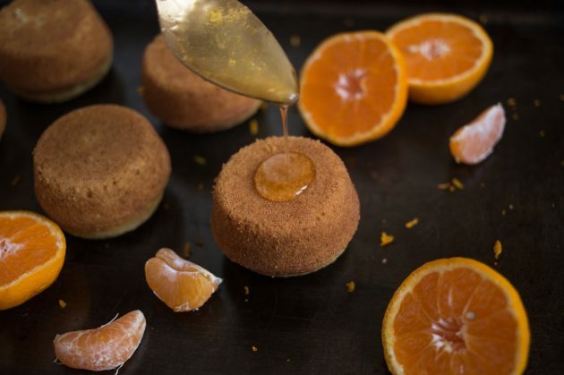 Se toarnă sirop peste brioșele de mandarină