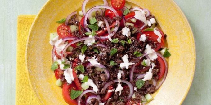 Salata cu rosii. Salata cu roșii, castraveți și carne de vită