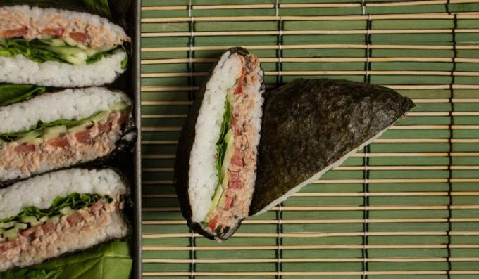 Sandwich clasic de sushi onigirazu cu ton și spanac