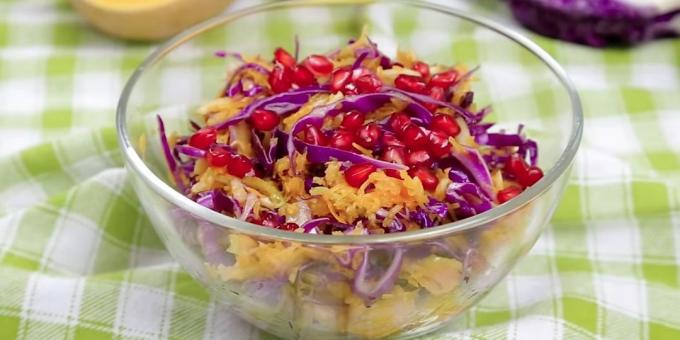 Cum să se pregătească o salata de dovleac proaspete cu varză roșie, mere și rodii