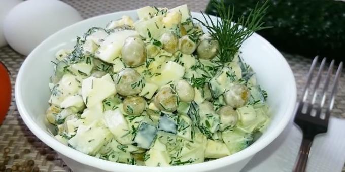 Salata cu mazăre verde, castravete și ouă