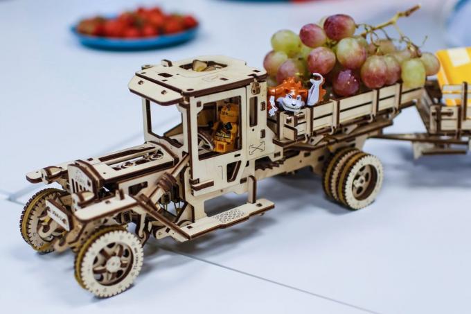 Privire de ansamblu UGEARS de designer: camion de lemn, care merge fără baterii